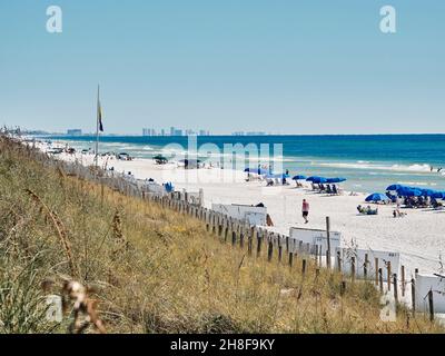 Panama City Beach wird an einem klaren Tag von der Florida Golfküstenstadt Seaside Florida, USA, gesehen, wo sich die Menschen am weißen Sandstrand entspannen. Stockfoto