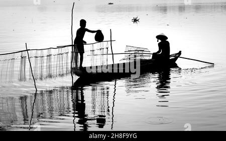 Duc Hoa, Provinz Long an, Vietnam - 21. November 2021: Vietnamesische Bauern fangen Fisch von Hand. Diese Art von Arbeit findet nur während t statt Stockfoto