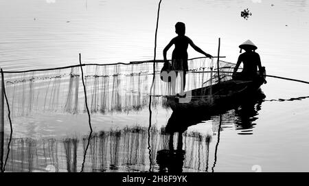 Duc Hoa, Provinz Long an, Vietnam - 21. November 2021: Vietnamesische Bauern fangen Fisch von Hand. Diese Art von Arbeit findet nur während t statt Stockfoto