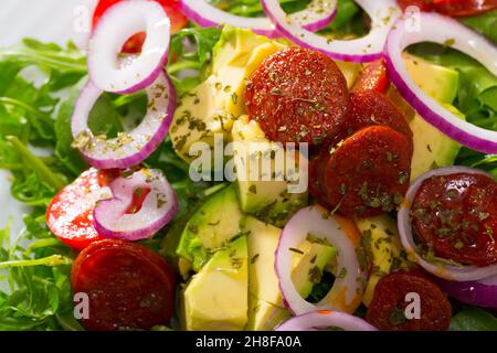Salat mit Rucola und gegrillten Würstchen Stockfoto
