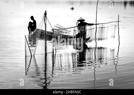 Duc Hoa, Provinz Long an, Vietnam - 21. November 2021: Vietnamesische Bauern fangen Fisch von Hand. Diese Art von Arbeit findet nur während t statt Stockfoto