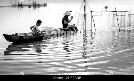 Duc Hoa, Provinz Long an, Vietnam - 21. November 2021: Vietnamesische Bauern fangen Fisch von Hand. Diese Art von Arbeit findet nur während t statt Stockfoto