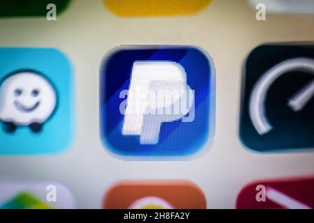 Spanien. 24th. November 2021. In dieser Abbildung wird ein fokussiertes Paypal-App-Symbol neben anderen Apps auf einem Smartphone-Bildschirm angezeigt. (Bild: © Thiago Prudencio/SOPA Images via ZUMA Press Wire) Stockfoto