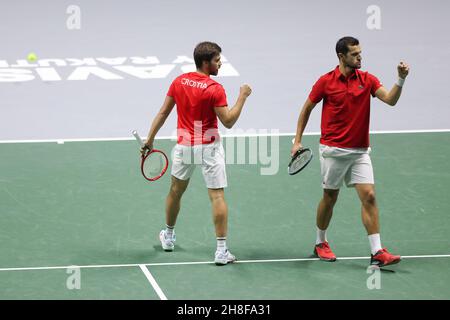 Turin, Italien, 29th. November 2021. Nikola Mektic (links) aus Kroatien und Teamkollege Mate Pavic feiern den Sieg gegen Fabio Fognini und Jannik Sinnerin aus Italien im Viertelfinale des Davis Cup Finals zwischen Italien und Kroatien in der Pala Alpitour Arena in Turin. Bildnachweis sollte lauten: Jonathan Moscrop / Sportimage Stockfoto