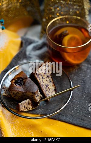 Zwei Stücke Blaubeerkuchen und ein Zitronentee Stockfoto