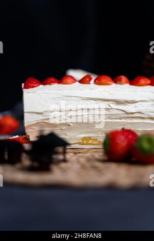 Erdbeer-Holzkuchen mit schwarzem Hintergrund Stockfoto