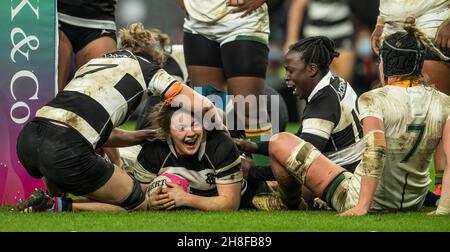 London, Großbritannien. 27th. November 2021. Die Barbaren Ciara Griffin punktet beim Women's International Rugby Killik Cup-Spiel zwischen Barbaren Women und Springbok Women's XV im Twickenham Stadium. Barbaren gewannen das Spiel mit einem Endergebnis von 60-5. Kredit: SOPA Images Limited/Alamy Live Nachrichten Stockfoto