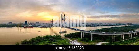 Panorama von Phu My Bridge im Bezirk 2, Ho Chi Minh City, Vietnam bei Sonnenuntergang, von oben gesehen Stockfoto