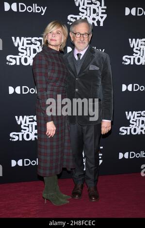 New York, USA. 29th. November 2021. (L-R) Kate Capshaw und Steven Spielberg laufen während der New Yorker Premiere des Films West Side Story, der am 29. November 2021 im Lincoln Center for the Performing Arts in New York, NY, stattfand, auf dem roten Teppich. (Foto von Anthony Behar/Sipa USA) Quelle: SIPA USA/Alamy Live News Stockfoto