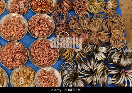 Ringe und Schmuck aus verschiedenen Metallen werden verkauft Stockfoto