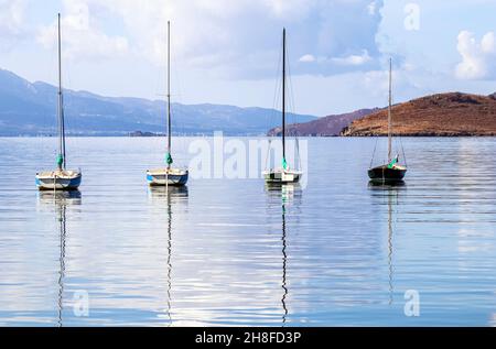 Segelboote im blauen Meer vor der Kulisse von Inseln und Bergen. Sport und Sommerferien Konzept Stockfoto