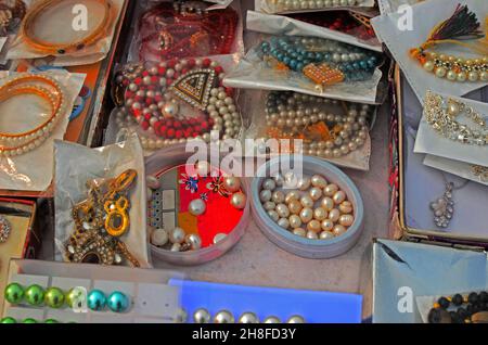 Verschiedene Ornamente aus Perlen und Perlen werden zum Verkauf arrangiert Stockfoto