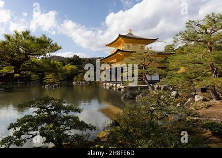 Kyoto, Japan. 26th. November 2021. Ein Blick auf den Goldenen Pavillon (Kinkaku-Ji Tempel).Rokuon-ji, allgemein bekannt als 'Kinkaku-ji', ist ein Zen-Tempel der Shokoku-ji Schule der Rinzai buddhistischen Konfession. Der Goldene Pavillon und der Tempelgarten sind seit 1994 als Weltkulturerbe registriert. Kredit: SOPA Images Limited/Alamy Live Nachrichten Stockfoto