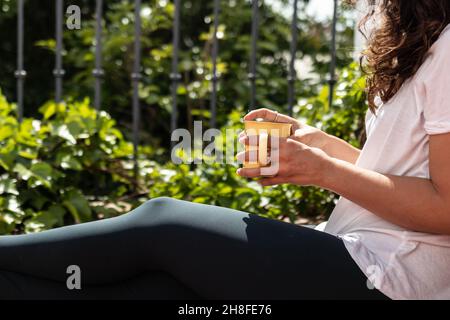 Junge Frau mit Kaffee am Morgen auf der Terrasse Stockfoto