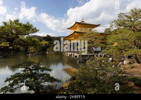 Kyoto, Japan. 26th. November 2021. Ein Blick auf den Goldenen Pavillon (Kinkaku-Ji Tempel).Rokuon-ji, allgemein bekannt als ''Kinkaku-ji'', ist ein Zen-Tempel der Shokoku-ji Schule der Rinzai buddhistischen Konfession. Der Goldene Pavillon und der Tempelgarten sind seit 1994 als Weltkulturerbe registriert. (Bild: © Stanislav Kogiku/SOPA Images via ZUMA Press Wire) Stockfoto