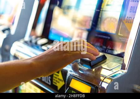 Kaukasische Frau Spielt Spielautomat Spiel Nahaufnahme Foto. Thema Glücksspielindustrie. Stockfoto