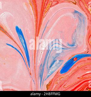 Abstrakter Marmorhintergrund, dekorativ bemalte Textur, flüssige Farbe, Marmoreffekt, macroline Achattapete, Rot, Rosa, Blau, Gelb. Stockfoto