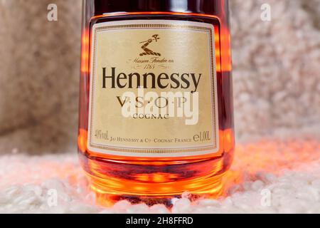 Tjumen, Russland-27. November 2021: Hennessy Markenlogo des berühmten Cognacs aus Frankreich. Selektiver Fokus Stockfoto
