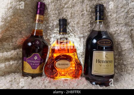 Tyumen, Russland, 27. November 2021: Cognac Hennessy X.O Bottle Logo Stockfoto