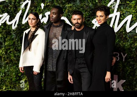 Noomi Rapace, Paapa Essiedu, Alexandre Mattiussi und Farida Khelfa nehmen an den Fashion Awards 2021 in der Royal Albert Hall Teil. London, Großbritannien. 29/11/2021 Stockfoto