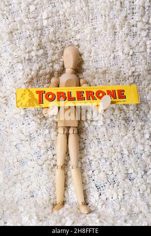 Tjumen, Russland-27. November 2021: Toblerone Logo ist eine Schweizer Schokoladenriegel von Mondelez International. Vertikales Foto Stockfoto