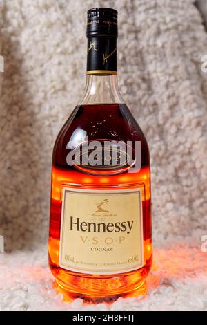 Tyumen, Russland-27. November 2021: Französischer Hennessy-Logo-Cognac, vsop Vertikales Foto Stockfoto