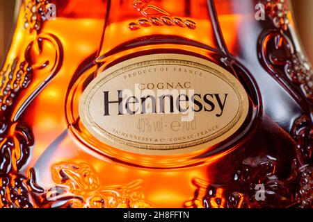 Tjumen, Russland-27. November 2021: Hennessy Logo, eine Marke des berühmten Cognacs aus Frankreich. Selektiver Fokus Stockfoto