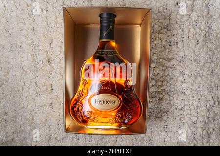 Tjumen, Russland-27. November 2021: Hennessy Logo, eine Marke des berühmten Cognacs aus Frankreich. Selektiver Fokus Stockfoto