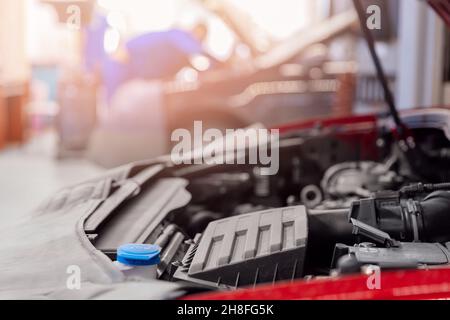 Konzept Nahaufnahme Auto Reparatur-Service. Automechaniker, der in der Garage arbeitet. Stockfoto