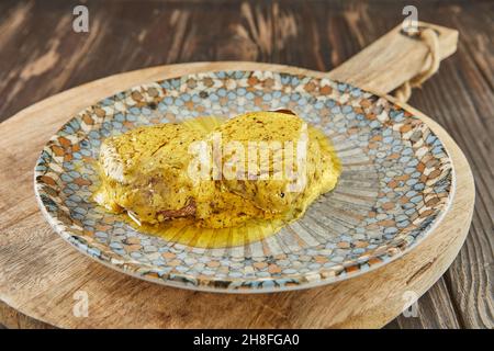 Rinderfilet-Medaillons in dijon-Senfsoße. Französische Gourmetküche Stockfoto