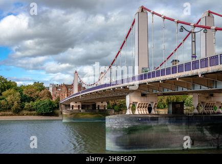 Die Chelsea Bridge ist eine denkmalgeschützte Brücke über die Themse im Westen Londons und verbindet Chelsea am Nordufer mit Battersea am Südufer. Stockfoto