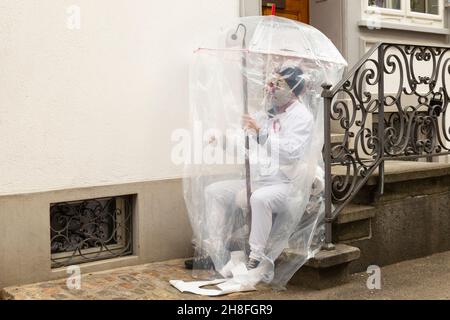 Basel, Schweiz - Februar 21. Ein einziger Karnevalsschwärmer in einem provisorischen Hazmat-Kostüm Stockfoto