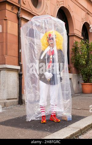 Basel, Schweiz - Februar 21. Ein einziger Karnevalsschwärmer in einem provisorischen Hazmat-Kostüm Stockfoto