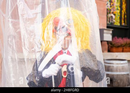 Basel, Schweiz - Februar 21. Ein einziger Karnevalsschwärmer in einem provisorischen Hazmat-Kostüm Stockfoto