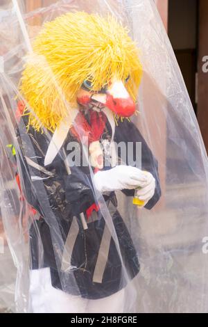 Basel, Schweiz - Februar 21. Ein einziger Karnevalsschwärmer in einem provisorischen Hazmat-Kostüm Stockfoto