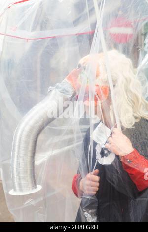 Basel, Schweiz - Februar 21. Ein einziger Karnevalsschwärmer in einem provisorischen Hazmat-Kostüm Stockfoto