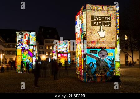 Basel, Schweiz - Februar 21. Cathedral Square mit beleuchteten Karneval Laterne Ausstellung Stockfoto