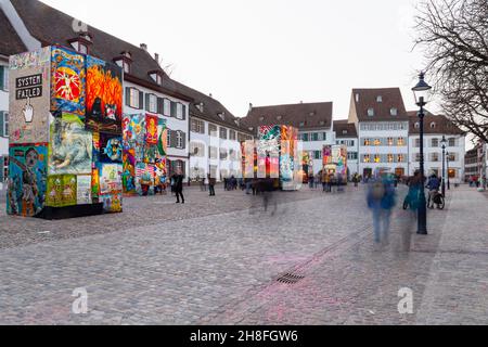 Basel, Schweiz - Februar 21. Cathedral Square mit Karneval Laterne Ausstellung Stockfoto