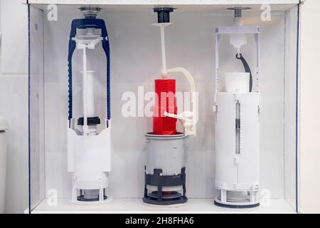 Einrichtung des Abflussmechanismus des Wassers in der Toilette ist zerlegt, Konzept der Sanitär-Reparatur-Badezimmer. Stockfoto