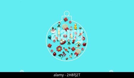 Weihnachtliche, minimalistische Dekoration. Vintage Weihnachtskugeln und Ornamente in einer ballförmigen Box, blauer Hintergrund. Platz kopieren, Grußkartenvorlage Stockfoto