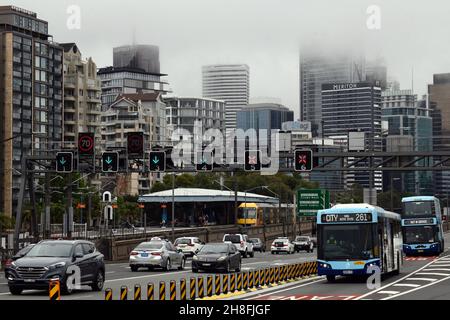 Verkehr, der Nord-Sydney verlässt und sich an einem nebligen Nachmittag der Sydney Harbour Bridge nähert Stockfoto