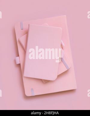 Stapel rosa Notizbücher in hellrosa Draufsicht. Textbuch-Modell, Planercover mit Platztext. Bildungs-, Geschäfts- und Organisationskonzept Stockfoto