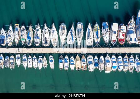 Yachten und Boote im Hafen festgemacht, Luftaufnahme, Draufsicht Stockfoto