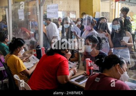 30. November 2021: Patienten warten an einer Schule, um AstraZeneca COVID-19-Impfstoffe zu erhalten, die in eine Impfstelle in Quezon City, Metro Manila, Philippinen umgewandelt wurden. 30. November 2021. Die Philippinen starteten am 29. November eine landesweite dreitägige Impffahrt inmitten der Bedrohung durch Omicron, eine stark mutierte Coronavirus-Variante. (Bild: © Basilio Sepe/ZUMA Press Wire) Stockfoto