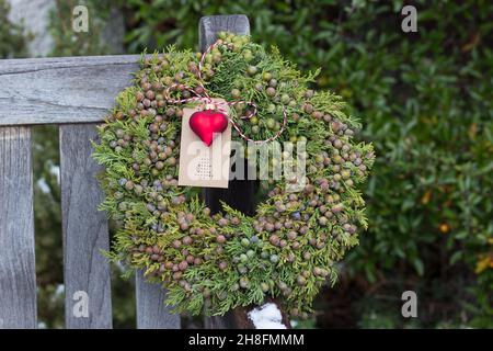 Kranz aus Wacholderzweigen und Beeren Adventskranz Stockfoto