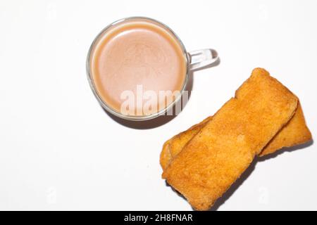 Rusk oder Brot Toast mit einer Tasse Tee auf weißem Hintergrund. Stockfoto