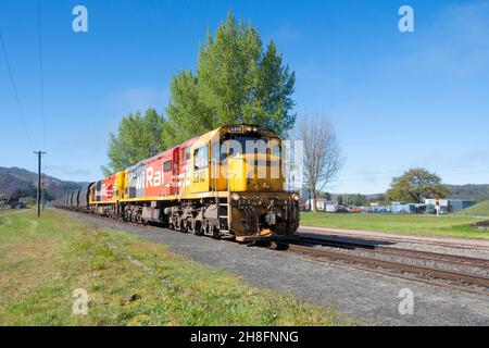 KiwiRail-Zug, der Kohle von der Westküste zum Lyttleton-Hafen für den Export transportiert, Lokomotive, DXC 5310, in Reefton, Westküste, Südinsel, Neuseeland Stockfoto