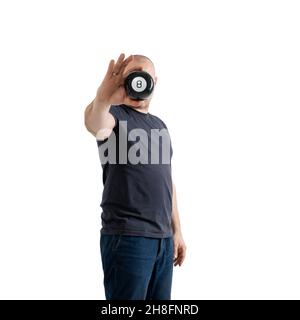 Vorhersagen Billardball in den Händen eines Mannes. Isoliert auf weißem Hintergrund. Stockfoto