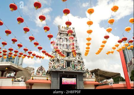 Der Sri Mariamman Tempel in Chinatown Singapur mit dekorativen Laternen während der chinesischen Neujahrsfeiern Stockfoto