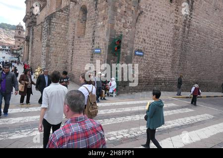 Karneval in Lima Peru Treppe Ampeln Kirchenkathedrale Spaziergang Sitzen Sie beobachten Sie Leute alter Stil Touristen Pfeil zeigen heiß Stockfoto